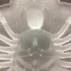 Tượng Thiên Thủ Quan Âm Ngồi, Chất Liệu Lưu Ly Màu Trắng, Kích Thước 21x16x13cm 6 Tuong Thien Thu Quan Am Ngoi Chat Lieu Luu Ly Mau Trang Kich Thuoc 21x16x13cm 2