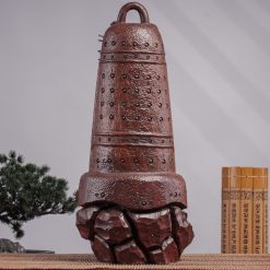 Tượng Đạt Ma ngồi thiền bên chuông gỗ trắc SP7020 2 Tượng Đạt Ma ngồi thiền bên chuông gỗ trắc SP7020