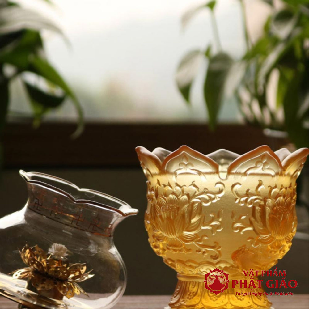 Đèn Dầu Lưu Ly Màu Vàng Hoa Sen Nổi, Cao 16cm 13 den dau luu ly mau vang hoa sen noi cao 16cm vat pham phat giao la boi 6