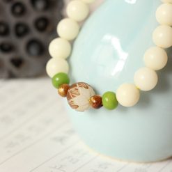 Chuỗi Vòng Đeo Tay Hạt Bồ Đề Charm Hoa Sen Màu Trắng Ngà, 10mm 2 chuoi vong deo tay charm hoa sen hat goc bo de mau trang nga 10mm 1