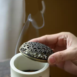 Lư Xông Trầm Hương Bằng Gốm Hình Trụ Họa Tiết Chim Và Cành Lựu, Kích Thước 9*7.8cm 1 lu dot tram huong gom su trang hinh tru hoa tiet ho diep kich thuoc 97 8cm 2