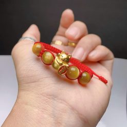 Vòng Tay Trẻ Em Tết Dây Đỏ Đá Hổ Phách Mix Charm Mèo 3 ec6395fd6d51b00fe940