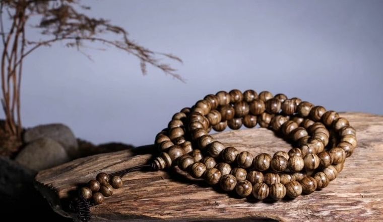 Bí kíp nhận biết vòng tay trầm hương hay thật giả cho người mua lần đầu 5 Bí kíp nhận biết vòng tay trầm hương hay thật giả cho người mua lần đầu