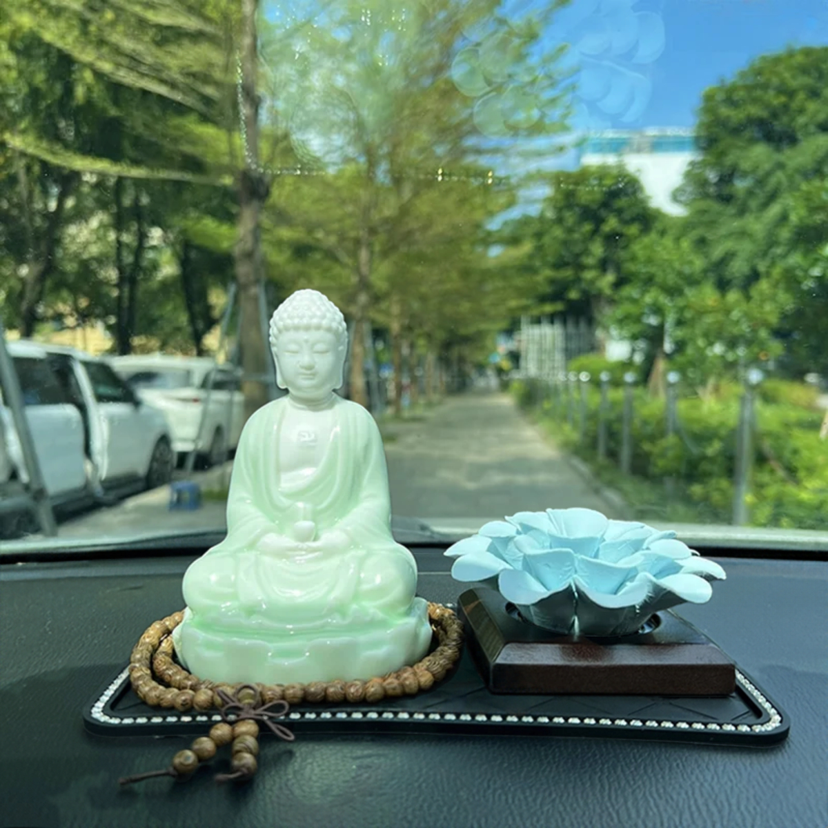 Tượng Phật A Di Đà Tọa Đài Sen Sứ Xanh Để Ô Tô