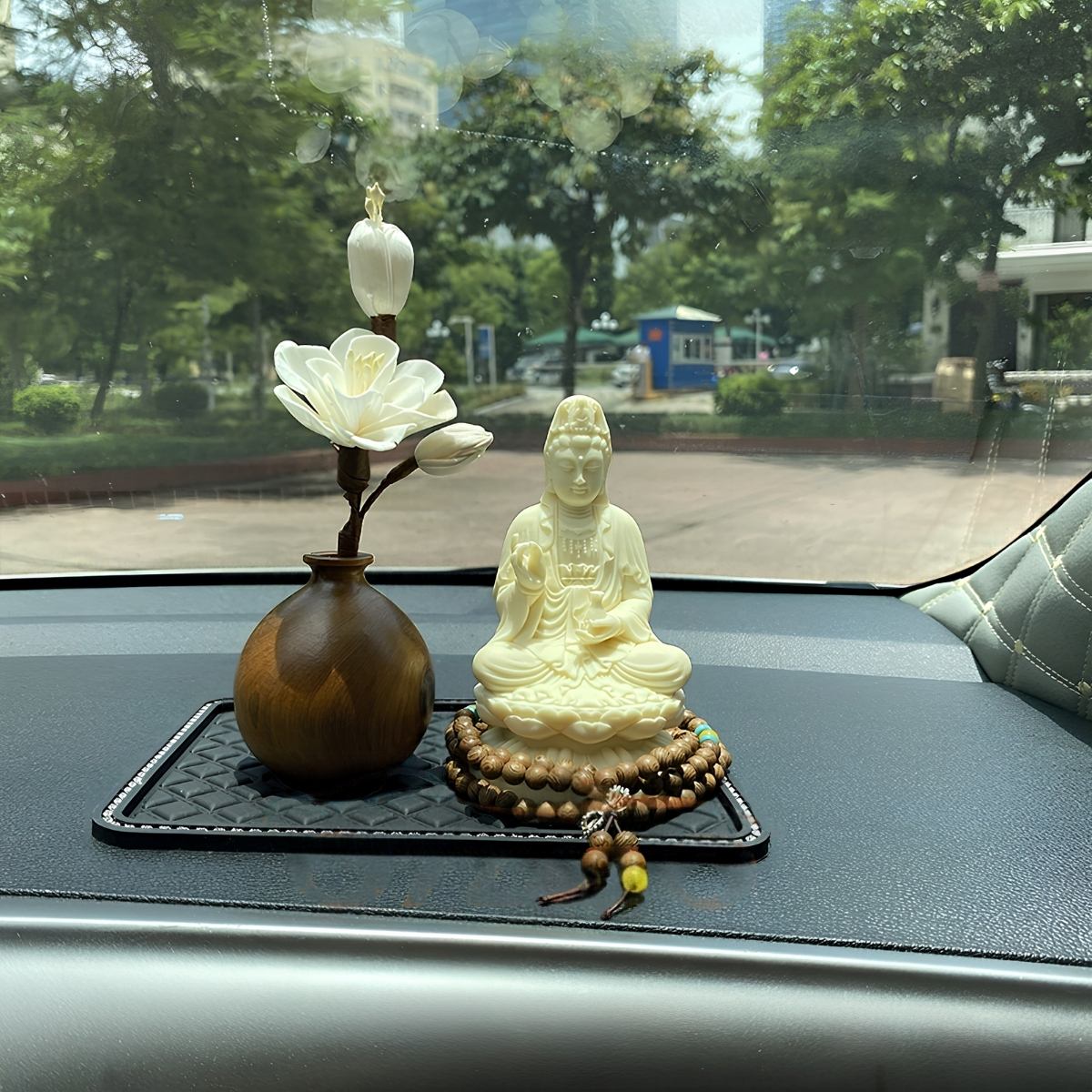 Tượng Phật Bà Quan Âm Để Ô Tô Bằng Ngọc Ngà 1 Tượng Phật Bà Quan Âm Để Ô Tô Bằng Ngọc Ngà