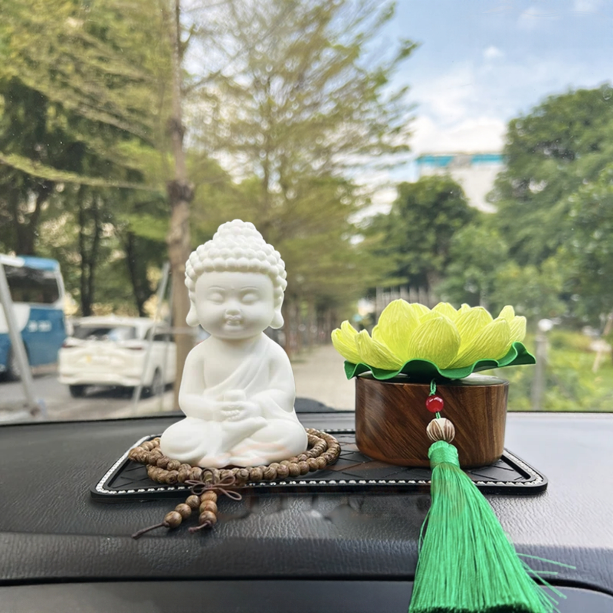 Tượng Phật Thích Ca Bằng Gốm Trắng Trang Trí Ô Tô, Cao 12cm